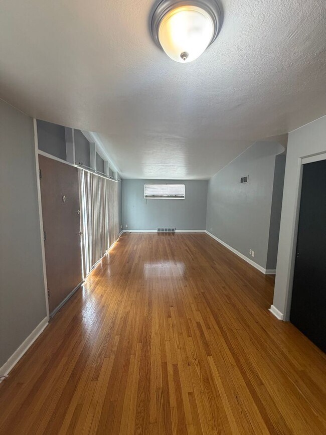 Building Photo - 1315 Mendell Dr