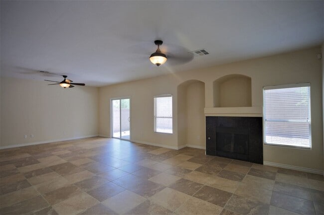 Building Photo - Gorgeous 3Bed/2Bath/2Car, 2-Story Home located in Caparola at Southern Highlands