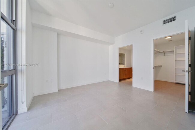 Building Photo - 2150 N Bayshore Dr