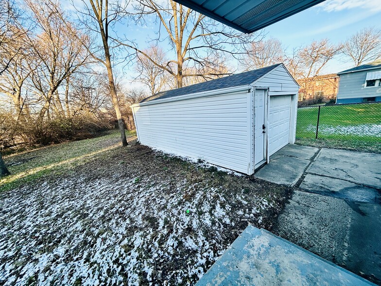 Garage and back yard - 715 Koogler St