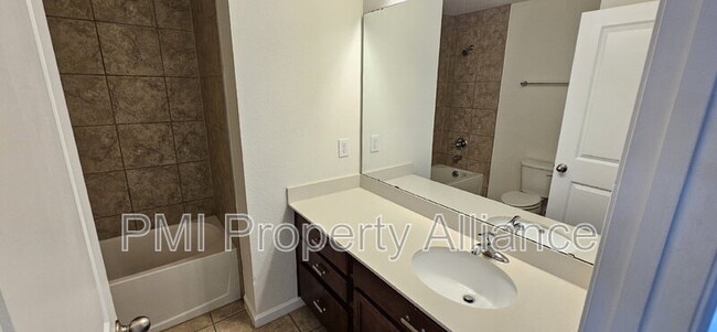 Building Photo - 710 Birch Hollow Dr