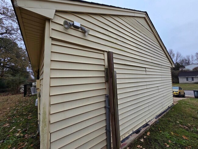 Building Photo - 2192 Lisa Ave