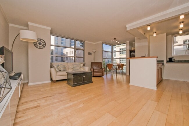 Building Photo - 680