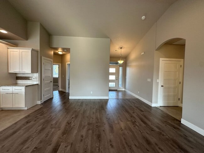 Building Photo - Centrally Located in Kennewick!