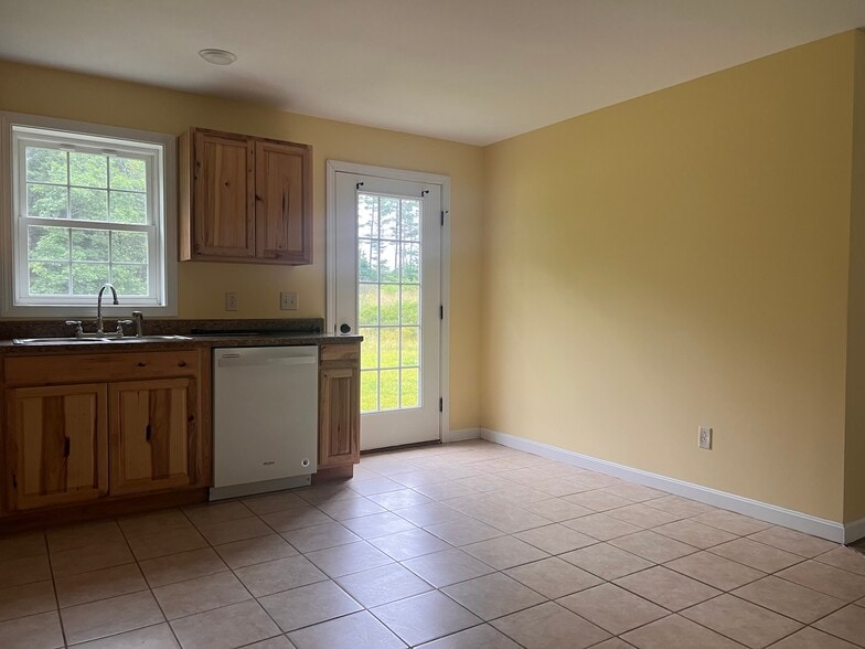 Building Photo - 97 N Main St