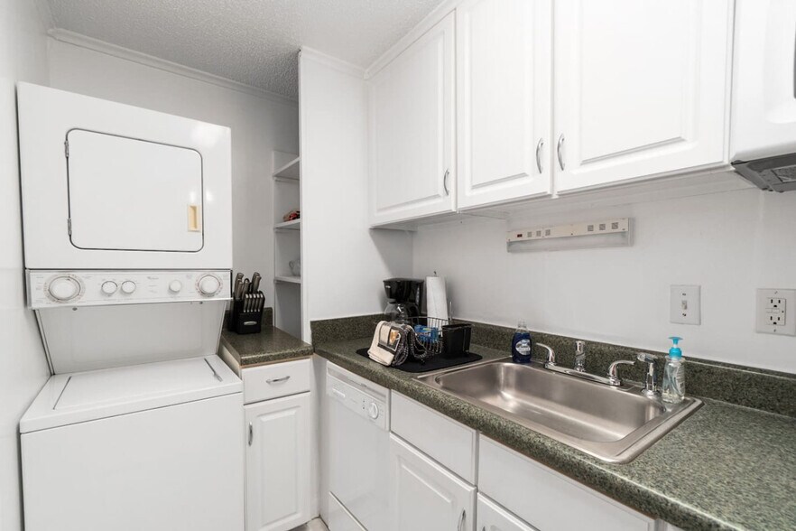 Building Photo - 2490 SW 14th Dr