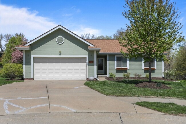 Building Photo - Stunning Raised Ranch | 4 Bedroom 3 Bathro...