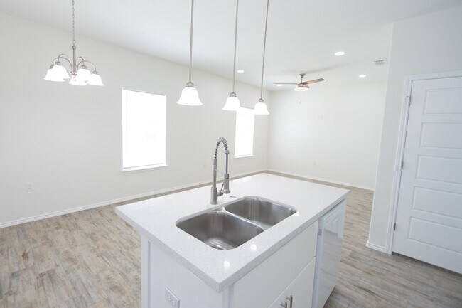 Building Photo - 2216 E Valley Cir