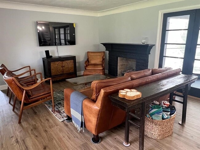 Building Photo - 905 W 11th Ave