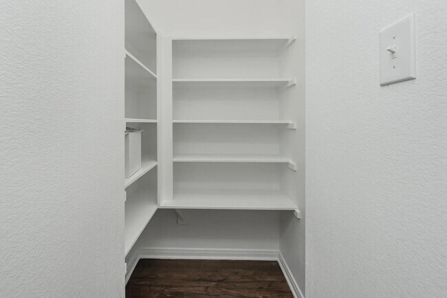 Building Photo - Upstairs Bedroom Elise