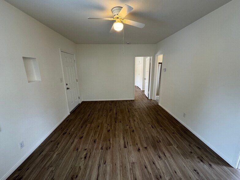 Building Photo - 2014 N Parish Pl