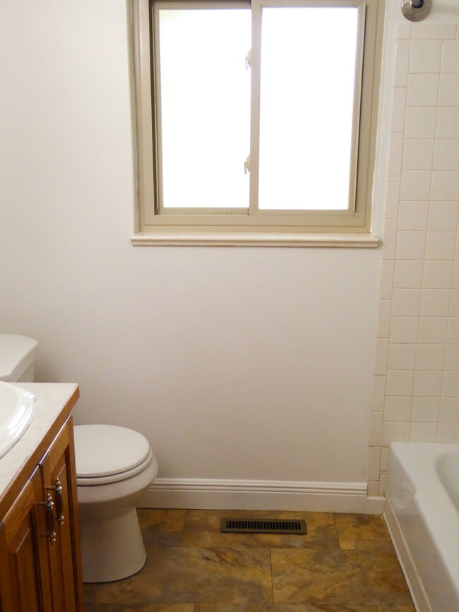 Building Photo - 813 Sherry Dr