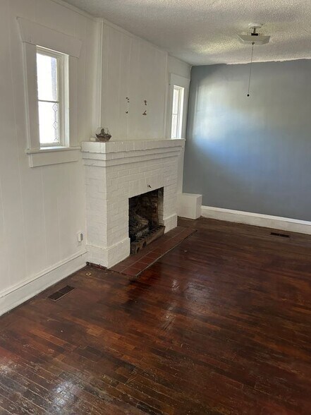 Building Photo - 1009 E Leicester Ave