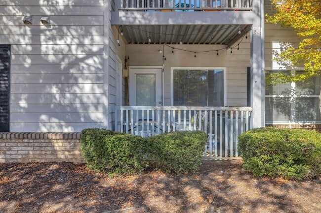 Building Photo - Southern Edge Condo Just Steps from Campus