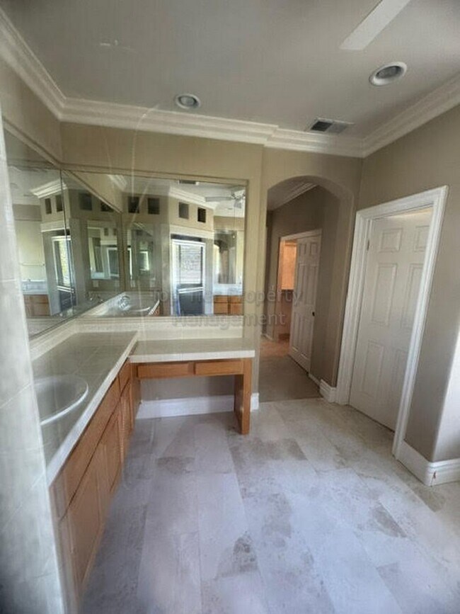 Building Photo - Spacious (5+bed/3bath) Family Home with Hu...