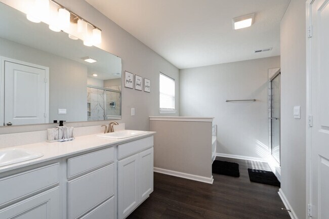 Building Photo - 2396 Pinehurst Dr