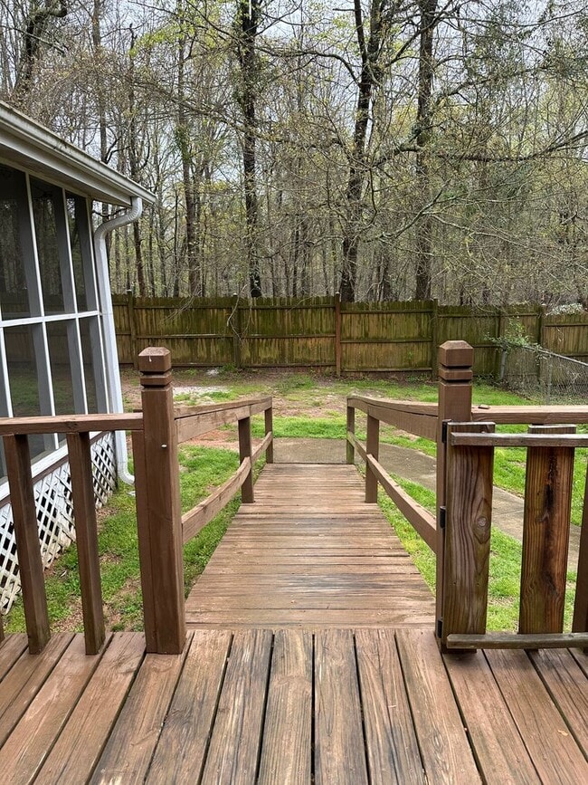 Building Photo - Large Home on the Eastside on a deadened street - Pre Lease