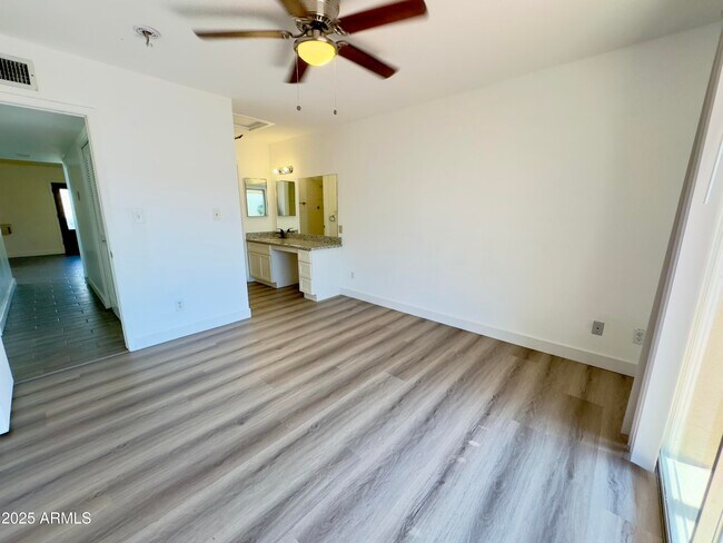 Building Photo - 1021 W Mission Ln