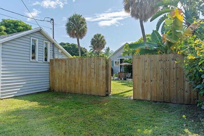 Building Photo - 629 N Lakeside Dr