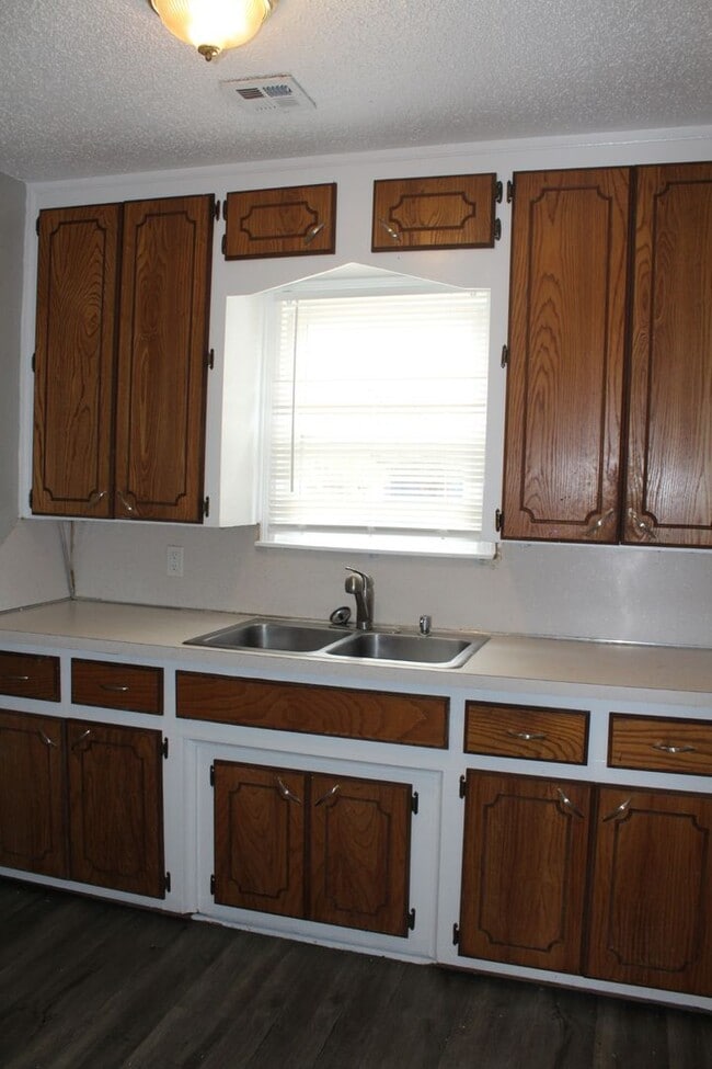 Building Photo - Cute and Affordable 2 beds!