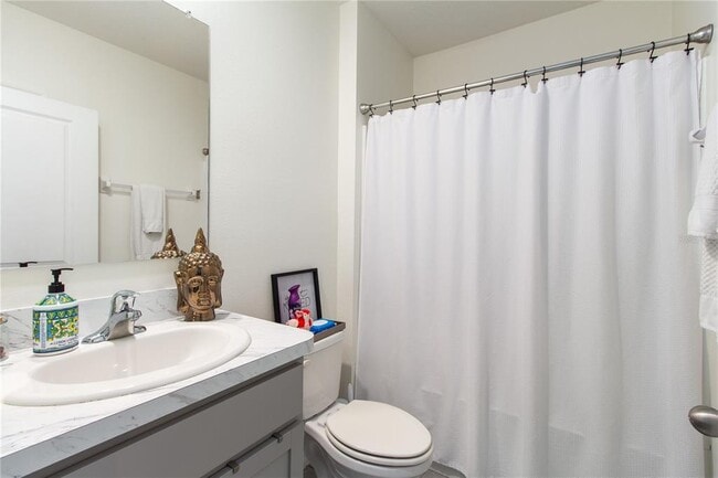 Building Photo - 49 Hickory Course Ln