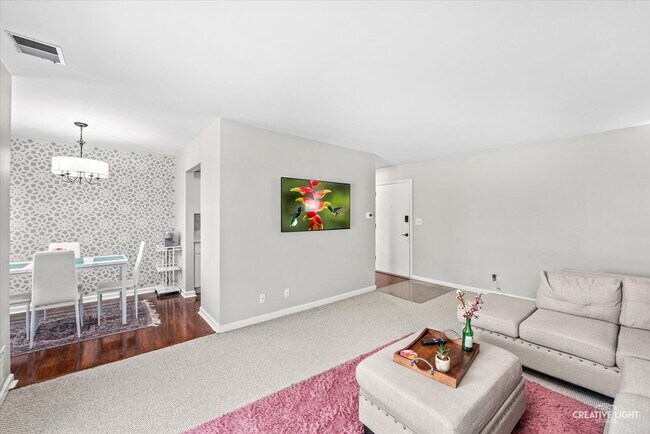 Building Photo - 2220 Country Club Dr