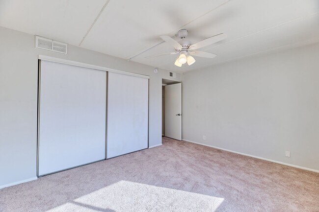 Building Photo - E Camelback