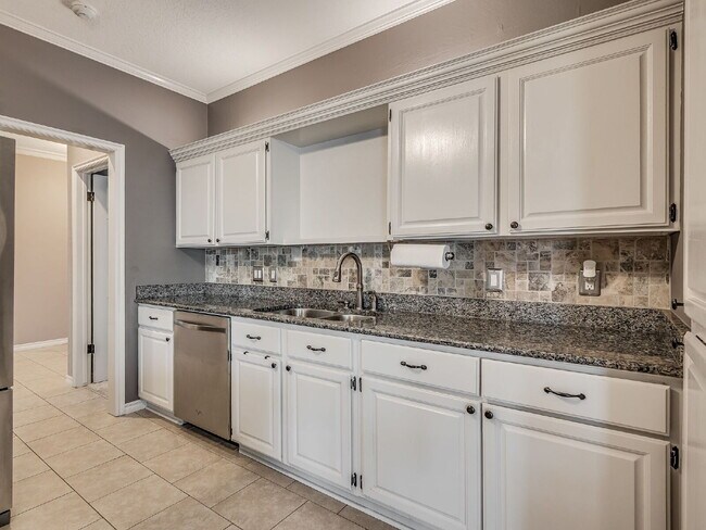 Building Photo - Immaculate Edmond Home with New Carpet and Storm Shelter!