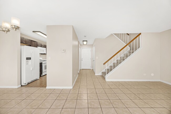 Building Photo - Carol Stream Townhome with Three Bedrooms and One Car Garage