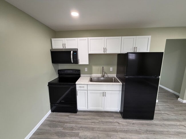 Building Photo - 2BR 1BA Fresh Interior Remodel.