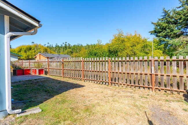 Building Photo - 634 N El Mirador St