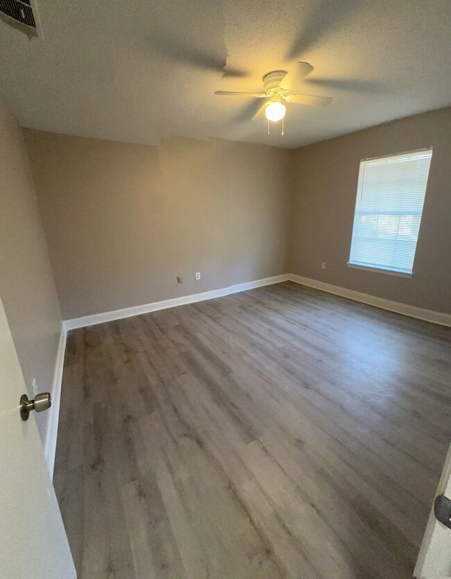 Building Photo - Fully Renovated 3 bedroom 2 bathroom Duple...