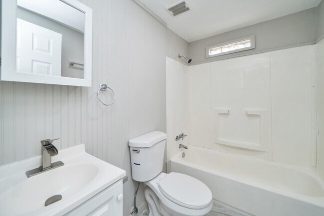 Building Photo - 233 Alder Ave