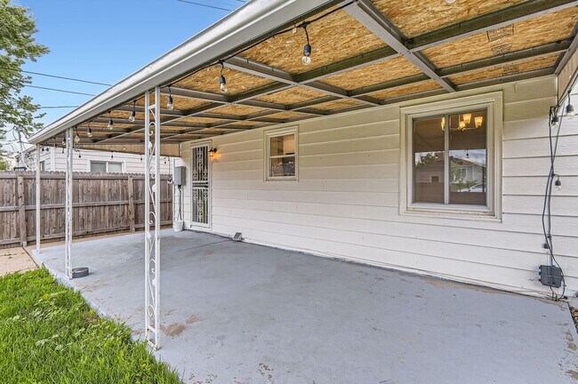 Building Photo - Remodeled 2BD, 1.5BA Chaffee Park Home wit...