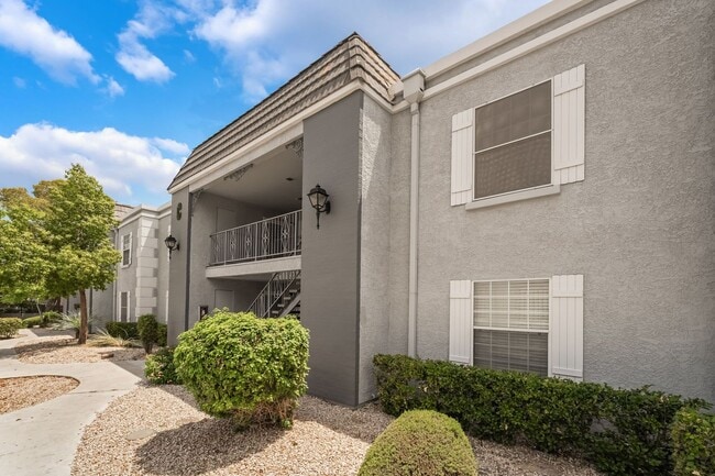 Building Photo - 2 Bedroom, 2 Bathroom Condo unit in a Gate...