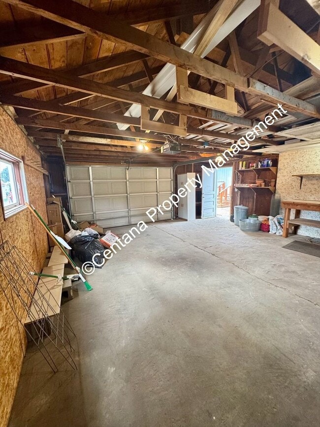 Building Photo - 3 Bed 1 Bath located on the flats