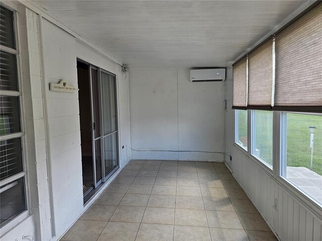 Building Photo - 915 Club Cir