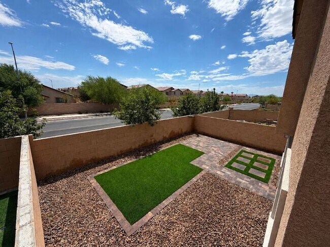 Building Photo - Modern 4-Bedroom Home with Turf Backyard in Gated Community