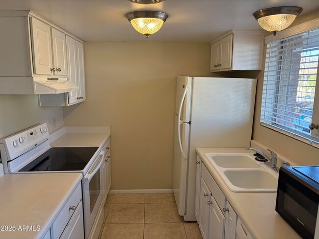 Building Photo - 2 Bedroom 2 Bath condo with ALL utilities included!