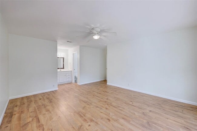 Building Photo - 8835 Tallwood Dr