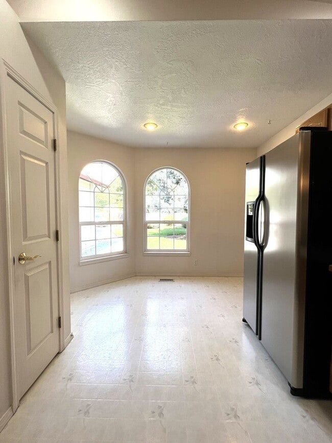 Building Photo - Adorable 3 bed 2 bath home in the Coventry Manor Subdivision just off W State St and N Hartford.