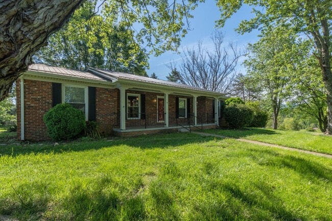 Building Photo - 4 bed and 2 bath house in Johnson City
