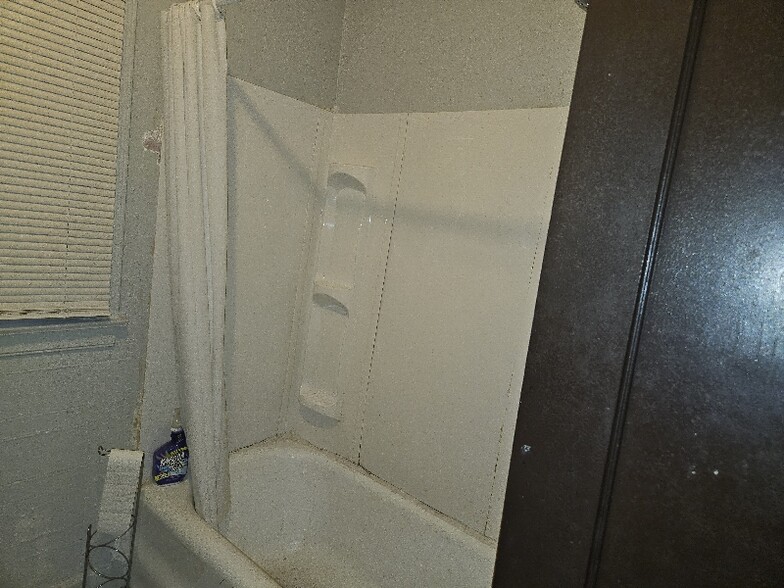 Building Photo - 8119 S Vernon Ave