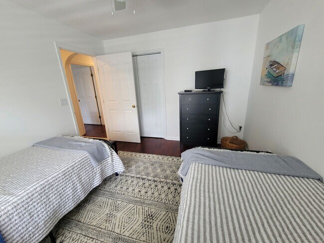 Building Photo - Welcome to our stunning 3-bedroom, 2-bathr...