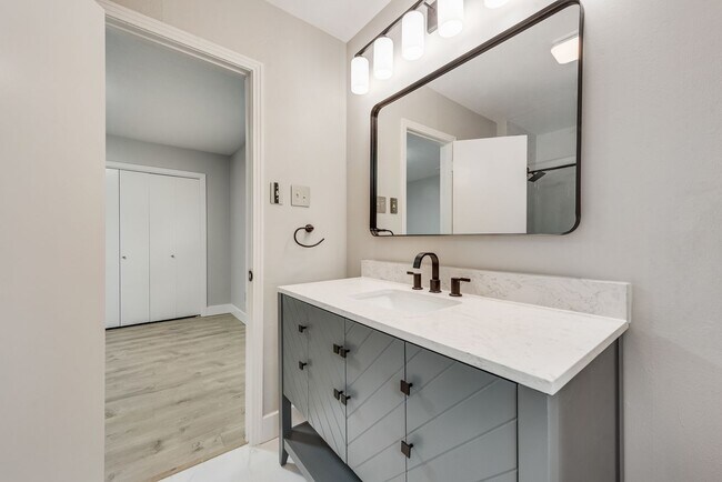 Building Photo - **Modern Elegance Meets Prime Location in Farmers Branch**