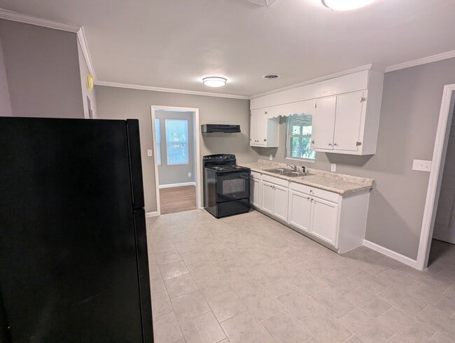 Building Photo - Out of the way 3 Bedroom