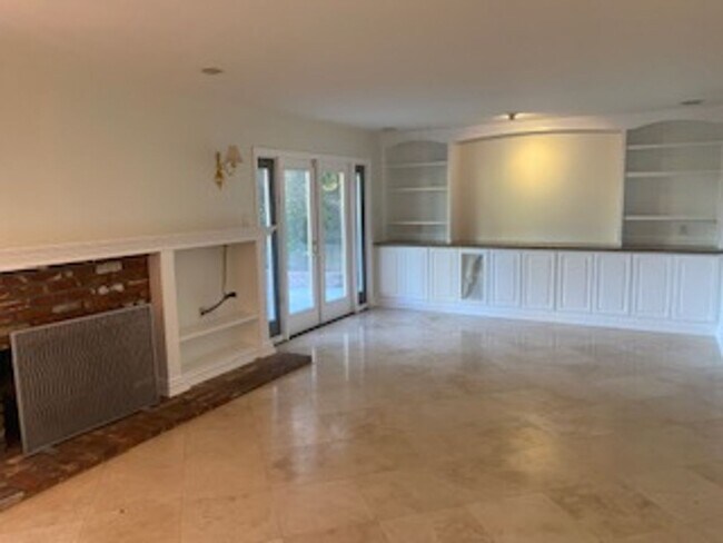 Building Photo - Elegant 4 bedroom, 3 bath large home locat...