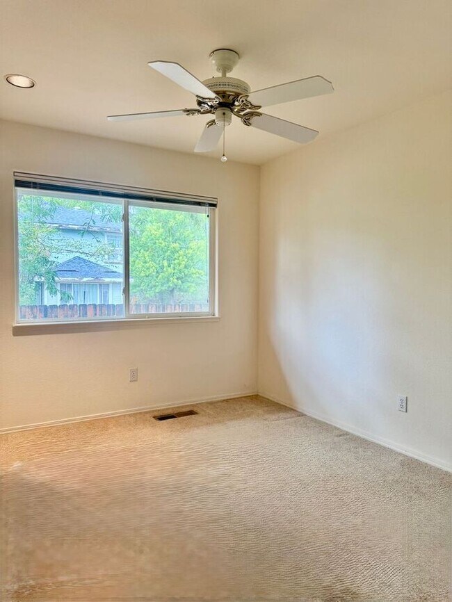 Building Photo - Spacious 3 Bed + Office | 3 Bath | 3-Car G...