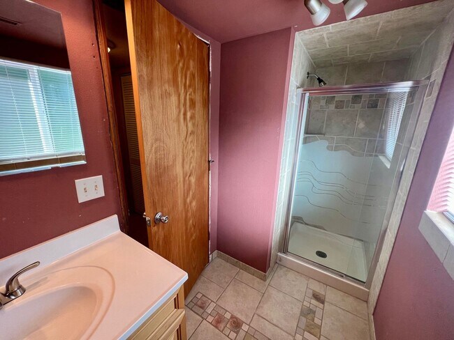 Building Photo - Beautiful 5 Bedroom Ranch Style Home in No...
