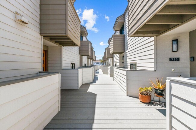 Building Photo - 733 Seacoast Dr